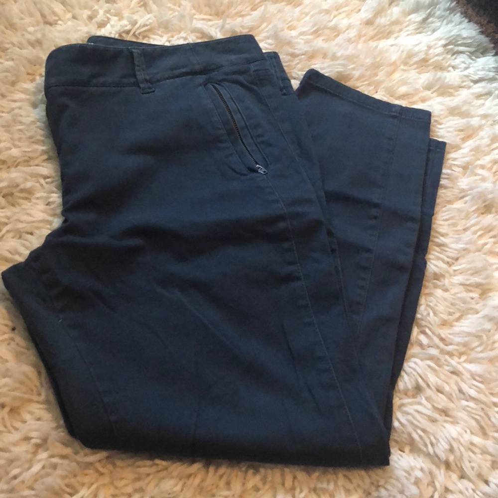 Ankle pants with zipper pockets